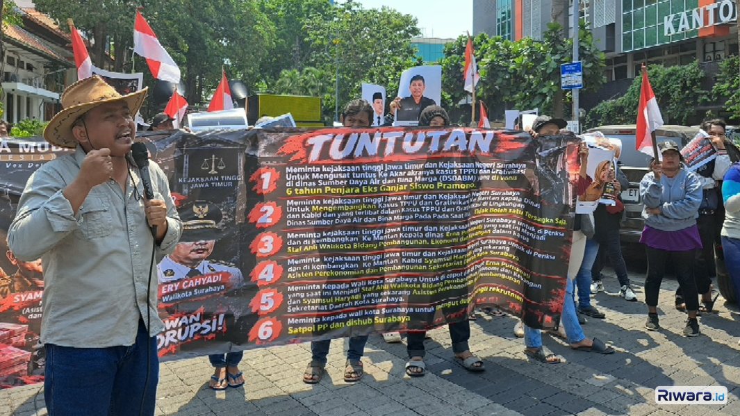 Massa menggelar aksi unjuk rasa di Kantor Pemkot Surabaya
